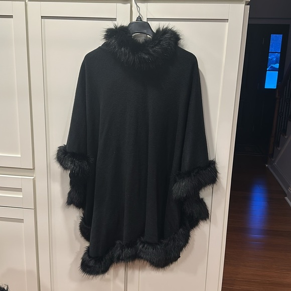 Brand new black cape trimmed with black fax fur - Picture 4 of 4